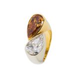 Bague en or 750 sertie d'un diamant blanc taille poire (env. 2.3 ct) épaulé d'un diamant orange