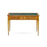 Bureau plat de style Directoire- XIXe s.- en placage de noyer- plateau gainé d'un maroquin vert-