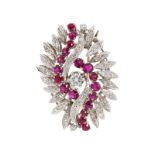 Broche en or 750 sertie de diamants taille brillant et 8/8 alternés de rubis taille rond- long. 3.