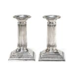 Paire de bougeoirs colonne d'époque Victorienne en argent- par William Hutton & Sons Ltd- Londres-