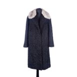 Fritsché- manteau trois quarts en astrakan noir- col en vison gris sapphire- béret assorti- env. T40