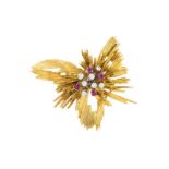 Broche 2 ors 585 ciselé sertie de rubis et diamants taille brillant- h. 5 cm- 18g