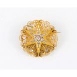 Broche rosace ancienne en or 750 filigrane à décor d'une étoile sertie de petits diamants taille