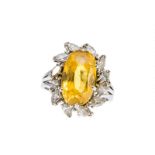 Bague en platine sertie d'un saphir jaune taille ovale (env. 8.5 ct) entouré de diamants taille