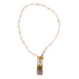 Collier de perles culture Biwa retenant 1 pendentif en or 750 serti de nacre et diamants jaunes et