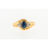 Bague 2 ors 750 sertie d'un saphir taille ovale (env. 0.5 ct) entouré de diamants taille brillant-