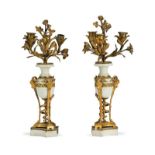 Paire de candélabres en athénienne de style Louis XVI- circa 1820-1830- en marbre blanc et bronze