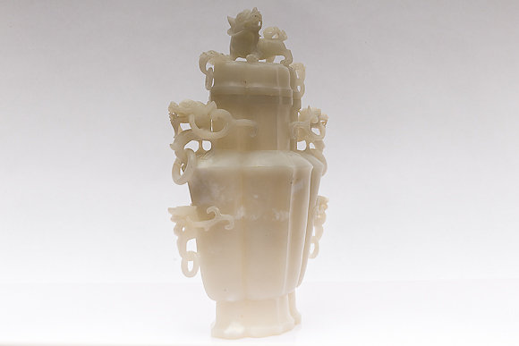 A CHINESE JADE VASE AND COVER - Image 3 of 8