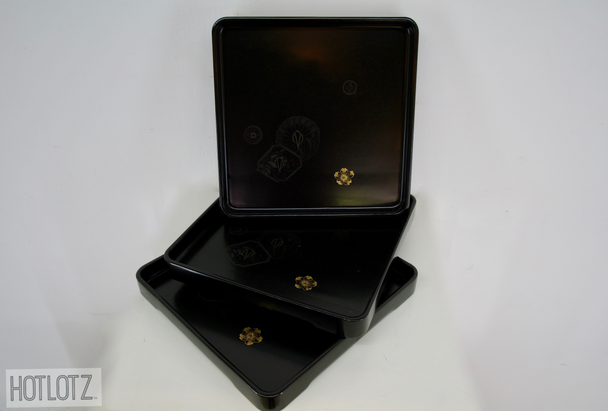 A SET OF TEN JAPANESE LACQUERED TRAYS IN WOODEN BOX - Image 6 of 8