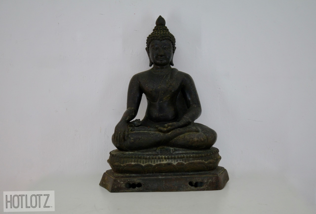 A BRONZE MODEL OF SITTING BUDDHA