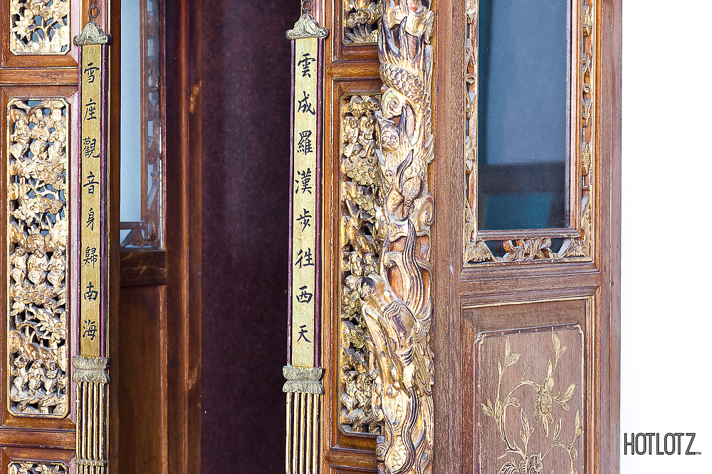 A LARGE CARVED CHINESE GILT WOOD SHRINE - Image 3 of 5