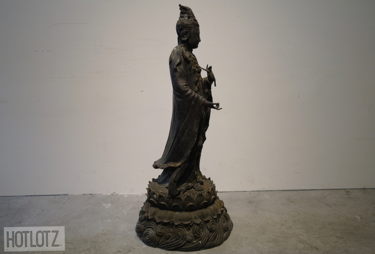 A LARGE CHINESE BRONZE STATUE OF GUANYIN - Image 10 of 10