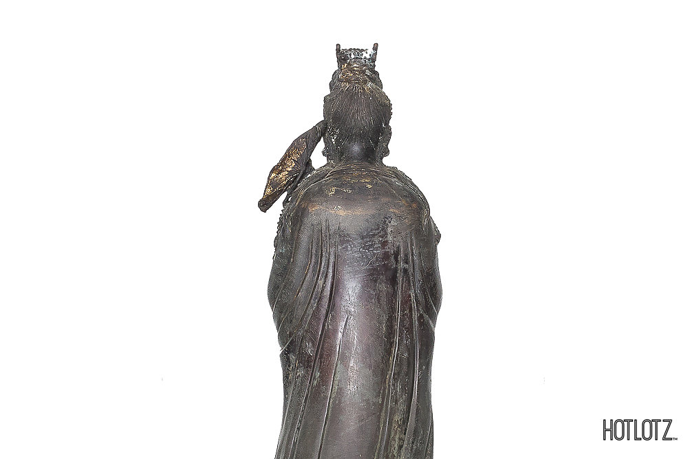 A LARGE CHINESE BRONZE STATUE OF GUANYIN - Image 4 of 10