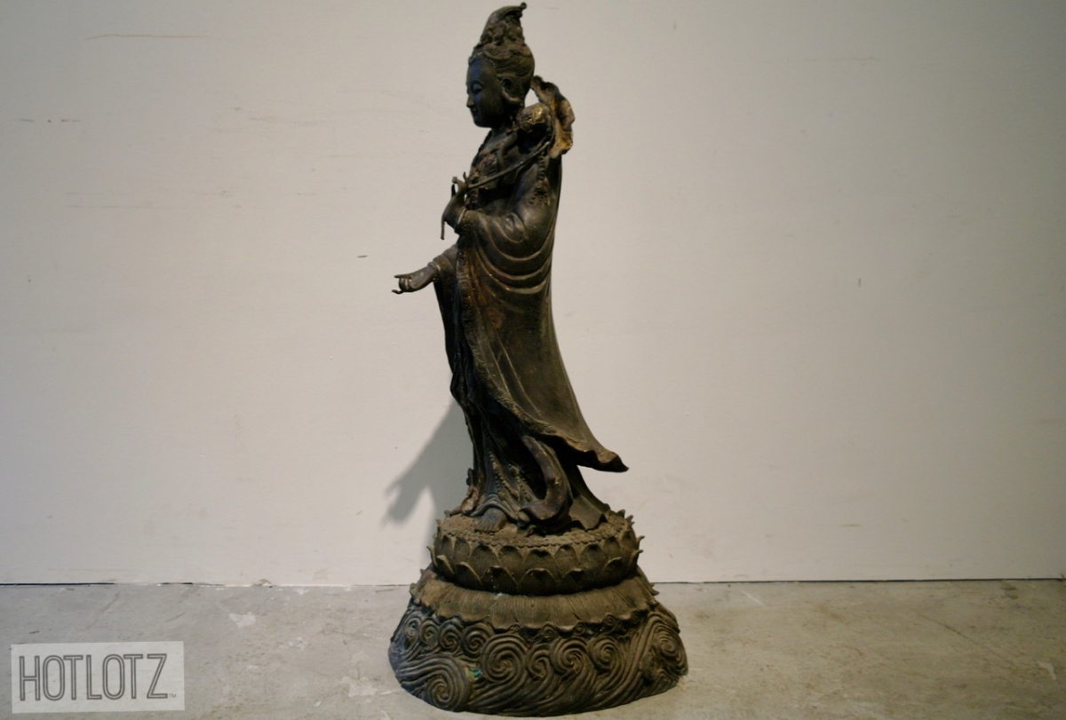 A LARGE CHINESE BRONZE STATUE OF GUANYIN - Image 8 of 10