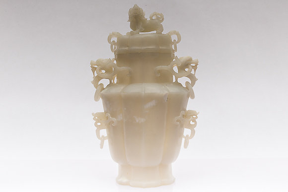 A CHINESE JADE VASE AND COVER - Image 2 of 8