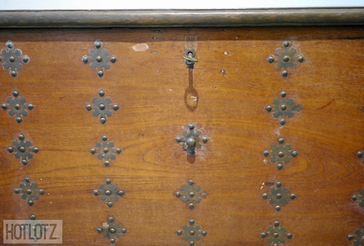 AN ANTIQUE COLONIAL TEAK TRUNK - Image 7 of 12