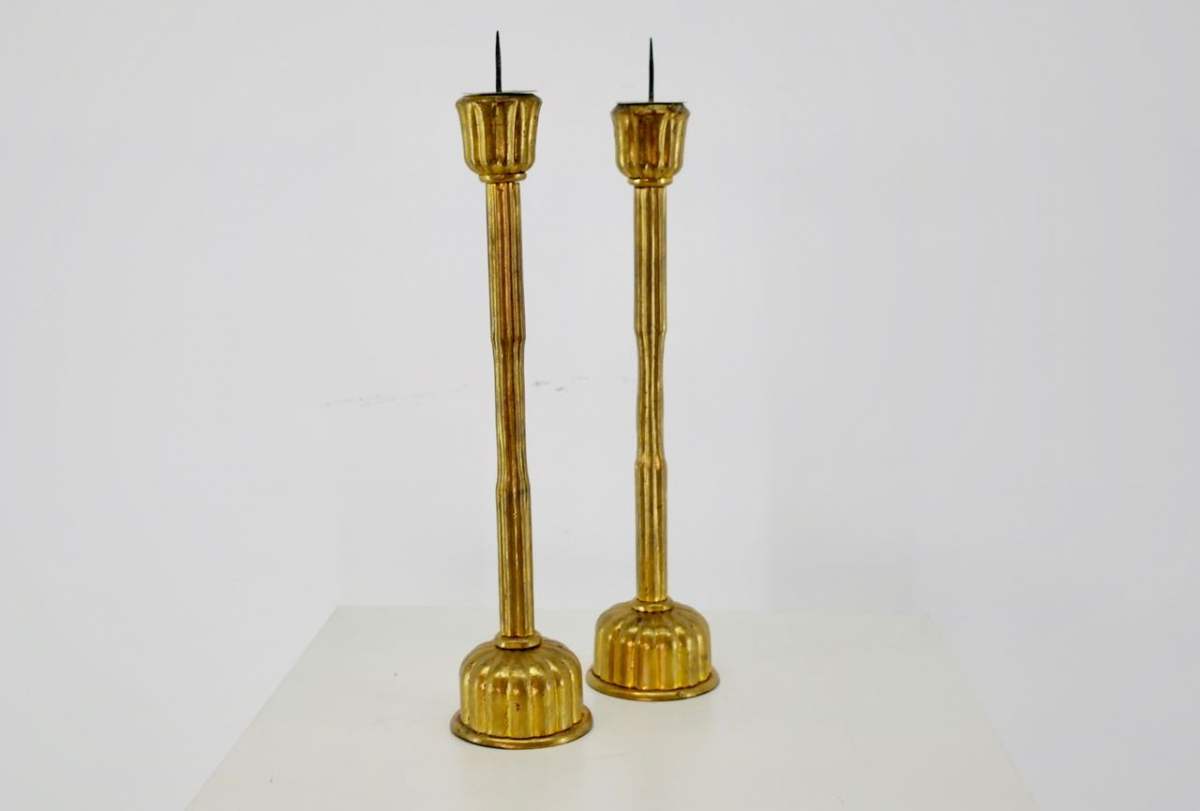 A PAIR OF JAPANESE GILT LACQUER CANDLESTICKS