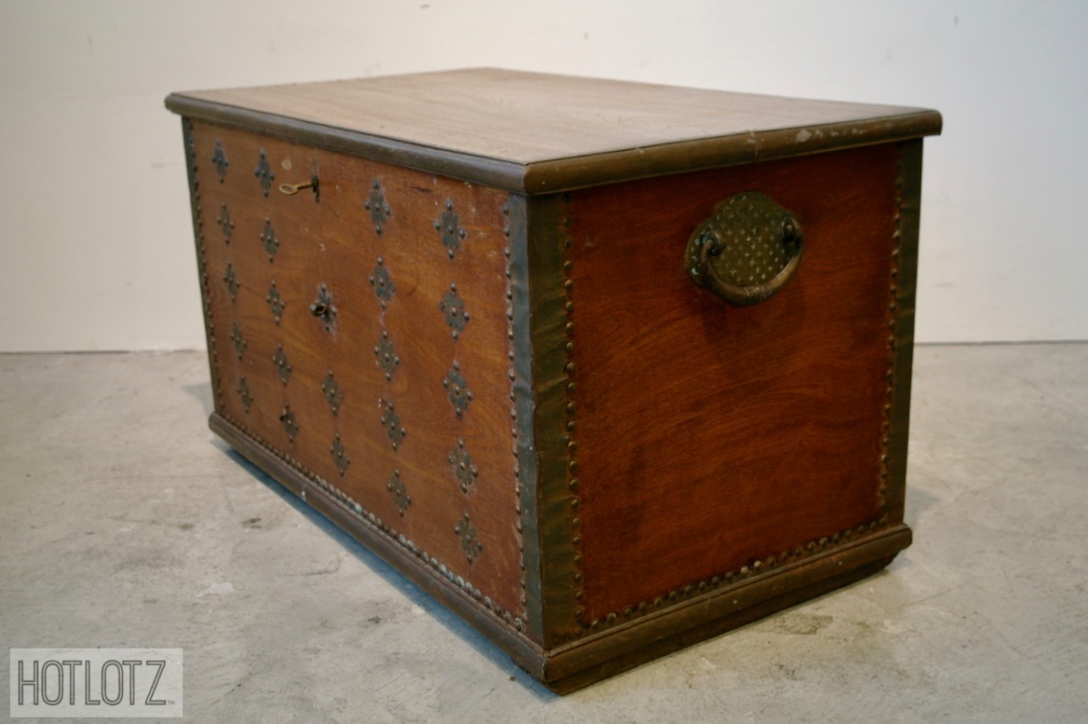 AN ANTIQUE COLONIAL TEAK TRUNK - Image 9 of 12