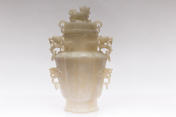 A CHINESE JADE VASE AND COVER - Image 4 of 8