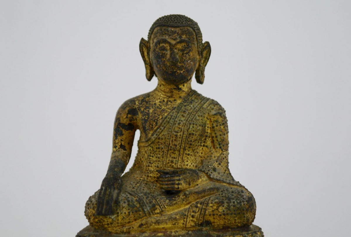 A SOUTH EAST ASIAN GILT BRONZE BUDDHA - Image 2 of 6