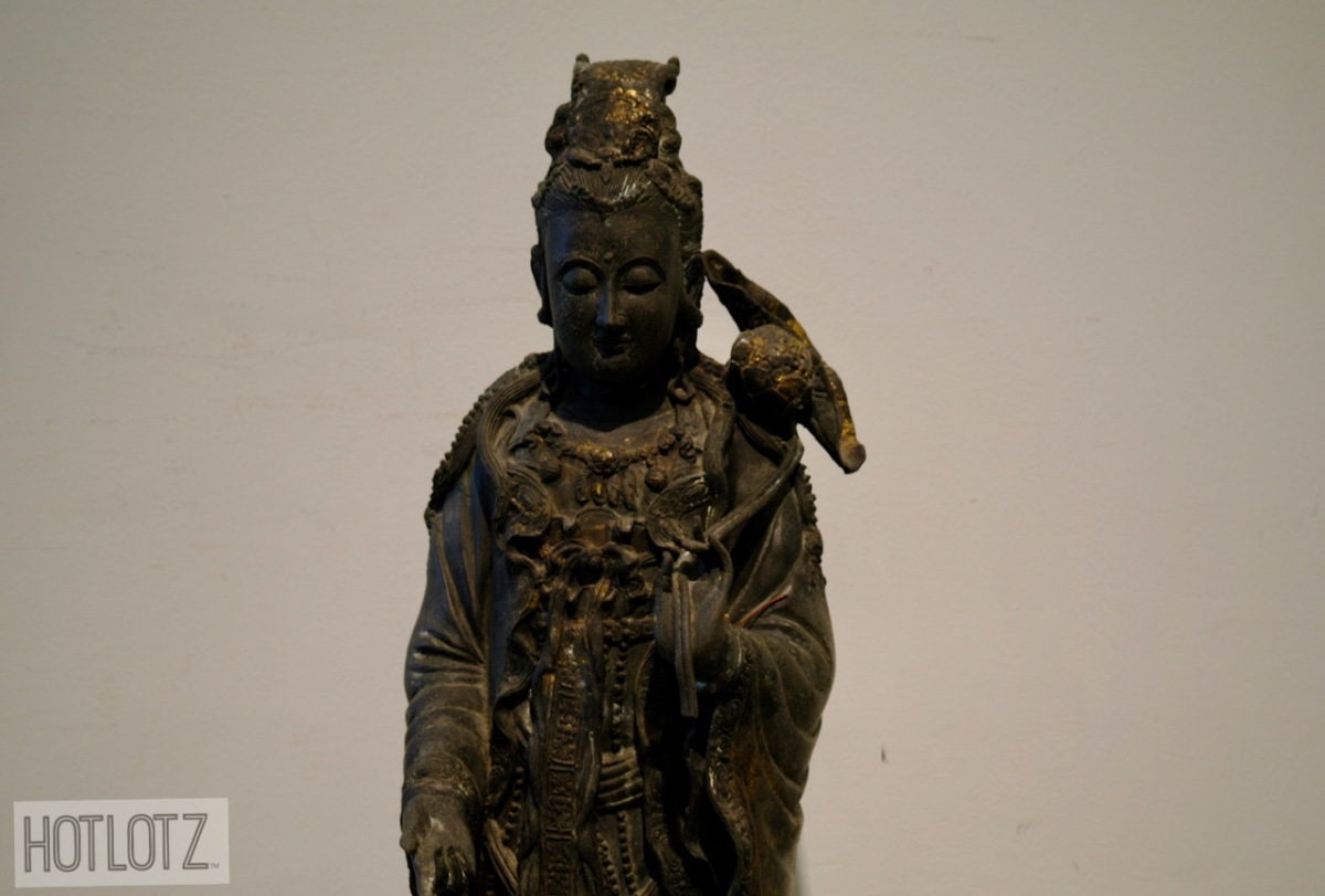 A LARGE CHINESE BRONZE STATUE OF GUANYIN - Image 6 of 10
