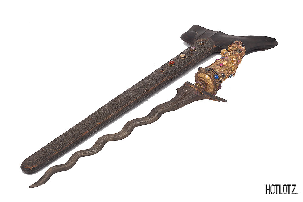 AN INDONESIAN KRIS WITH JEWELLED GILT-METAL HILT - Image 4 of 4