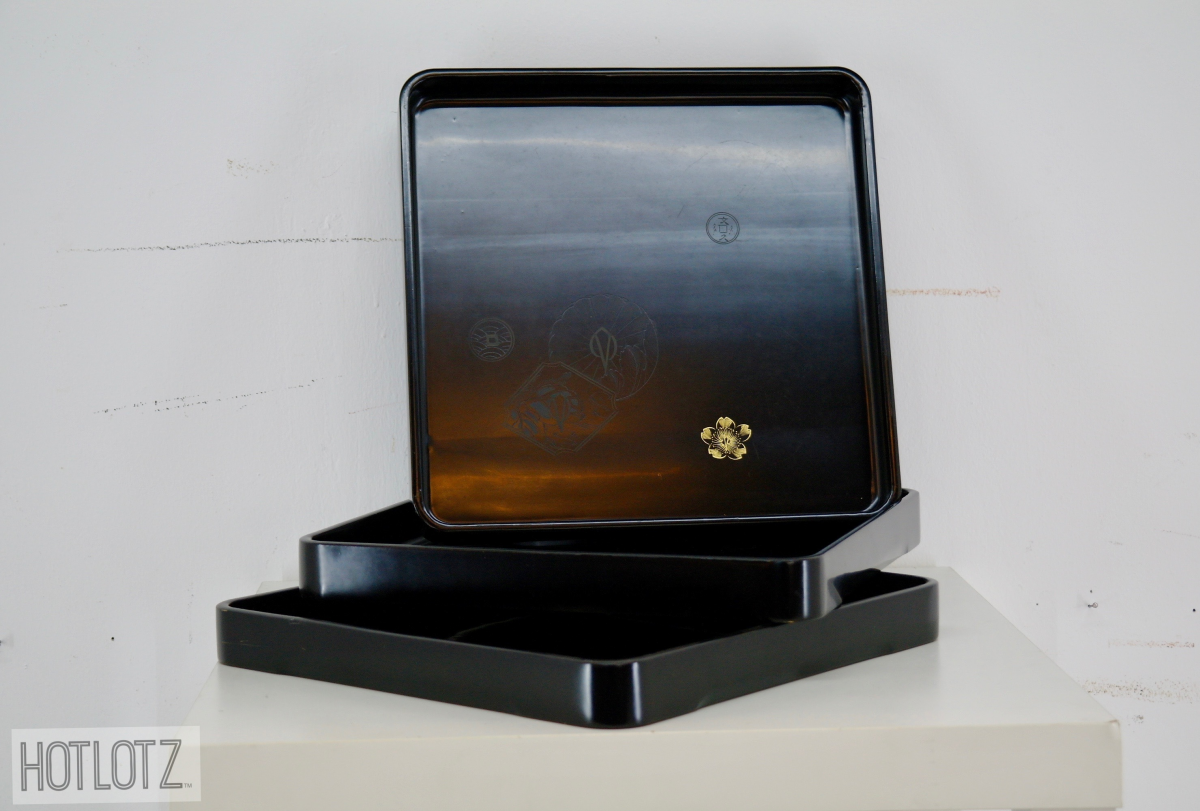 A SET OF TEN JAPANESE LACQUERED TRAYS IN WOODEN BOX - Image 3 of 8