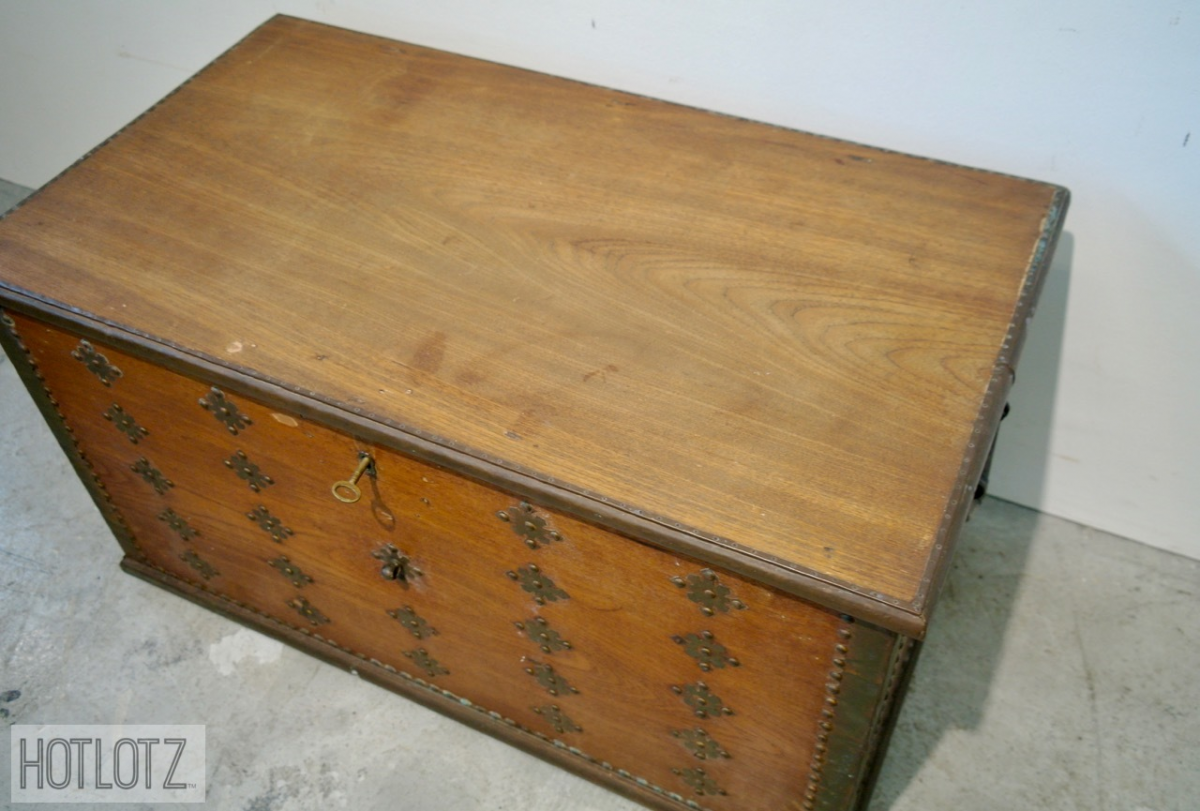 AN ANTIQUE COLONIAL TEAK TRUNK - Image 6 of 12