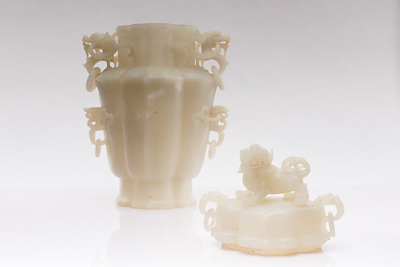 A CHINESE JADE VASE AND COVER - Image 5 of 8