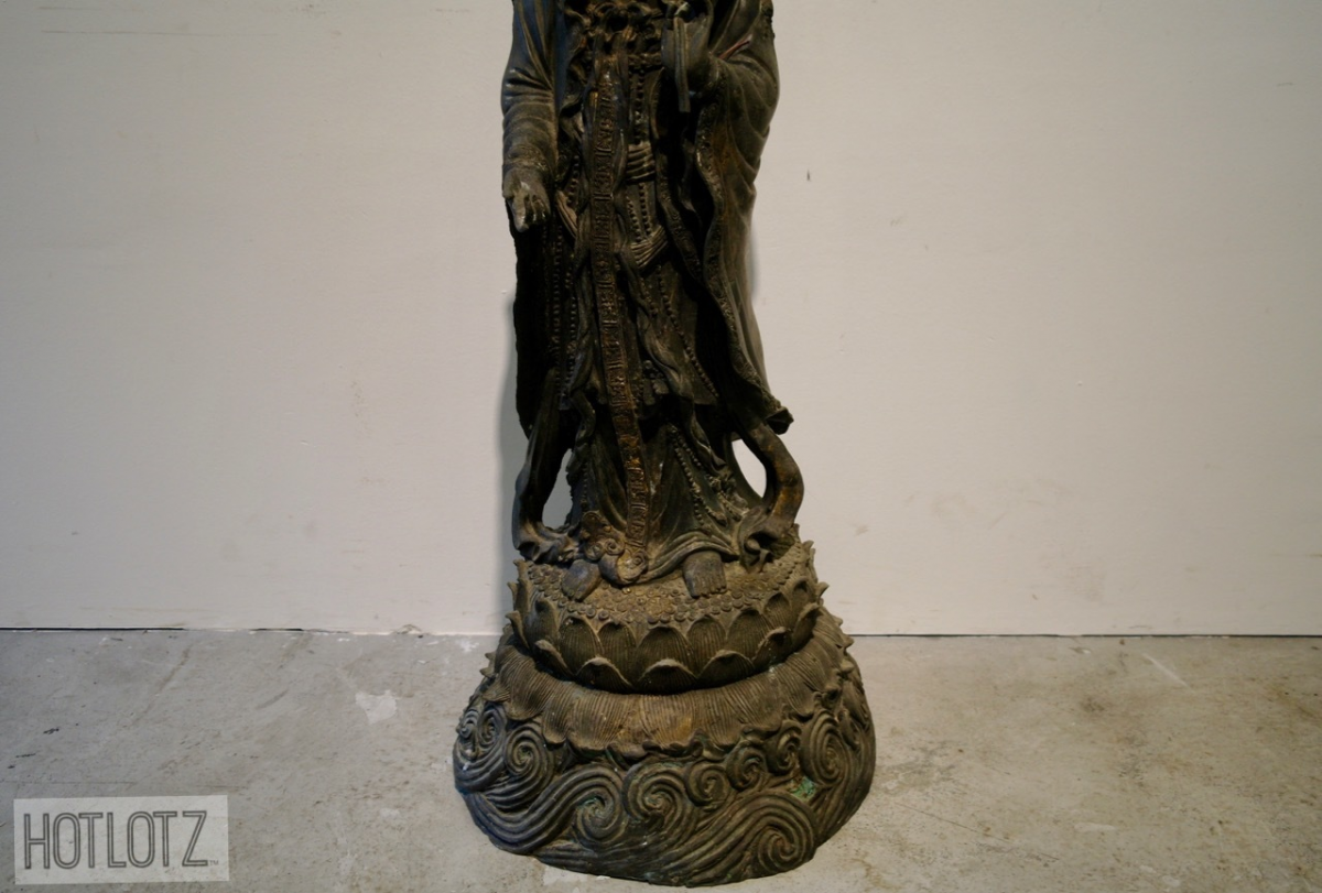 A LARGE CHINESE BRONZE STATUE OF GUANYIN - Image 7 of 10