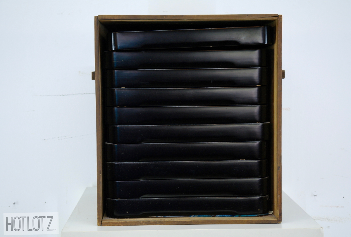 A SET OF TEN JAPANESE LACQUERED TRAYS IN WOODEN BOX - Image 2 of 8