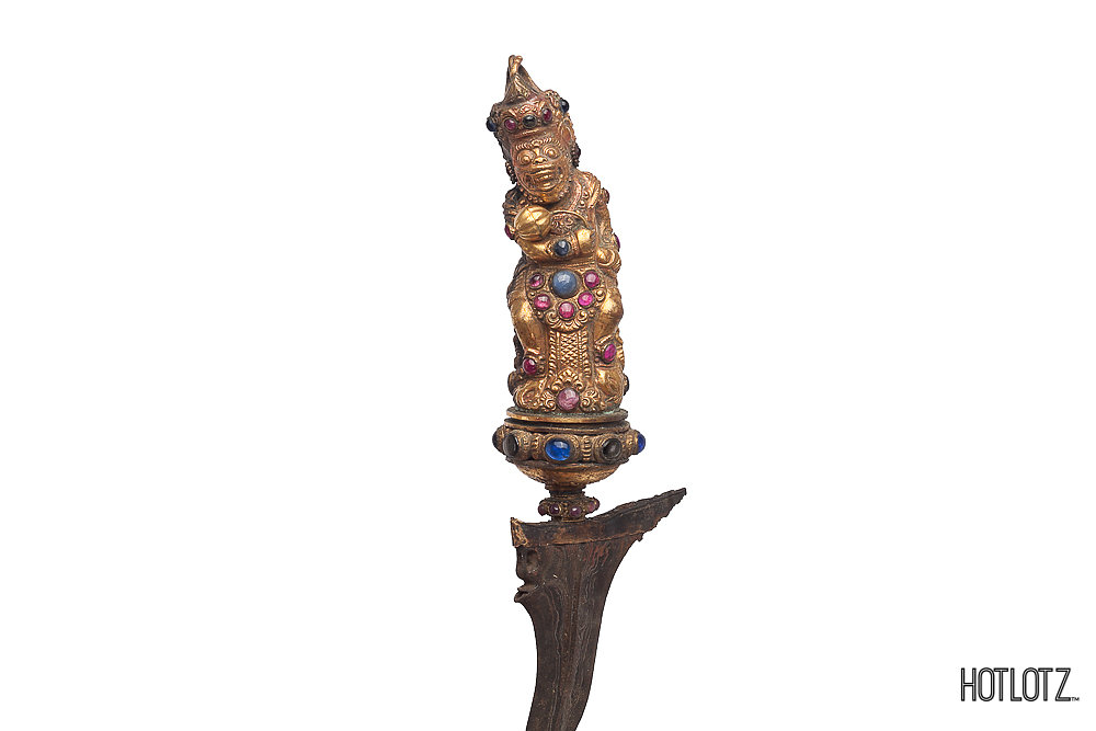 AN INDONESIAN KRIS WITH JEWELLED GILT-METAL HILT - Image 3 of 4