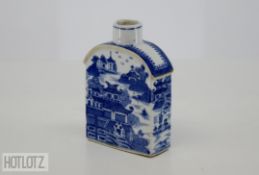 A CHINESE BLUE AND WHITE PORCELAIN TEA CADDY