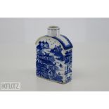 A CHINESE BLUE AND WHITE PORCELAIN TEA CADDY