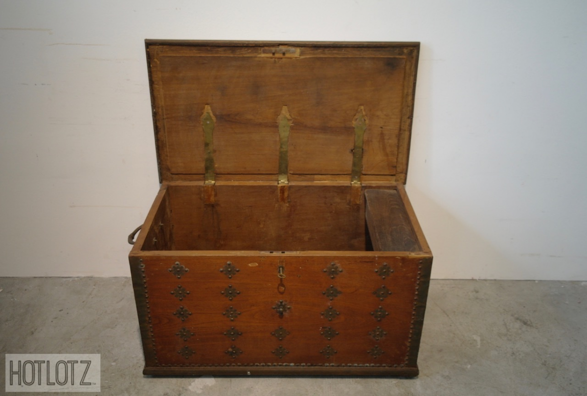 AN ANTIQUE COLONIAL TEAK TRUNK - Image 3 of 12