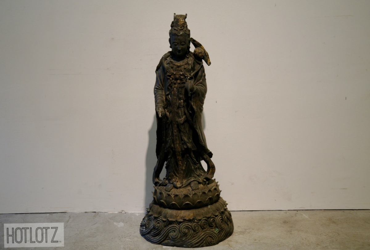 A LARGE CHINESE BRONZE STATUE OF GUANYIN - Image 5 of 10