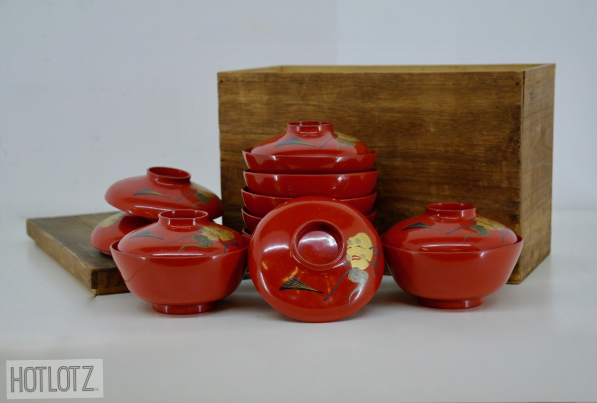 A BOXED SET OF 8 JAPANESE LACQUER BOWLS AND COVERS