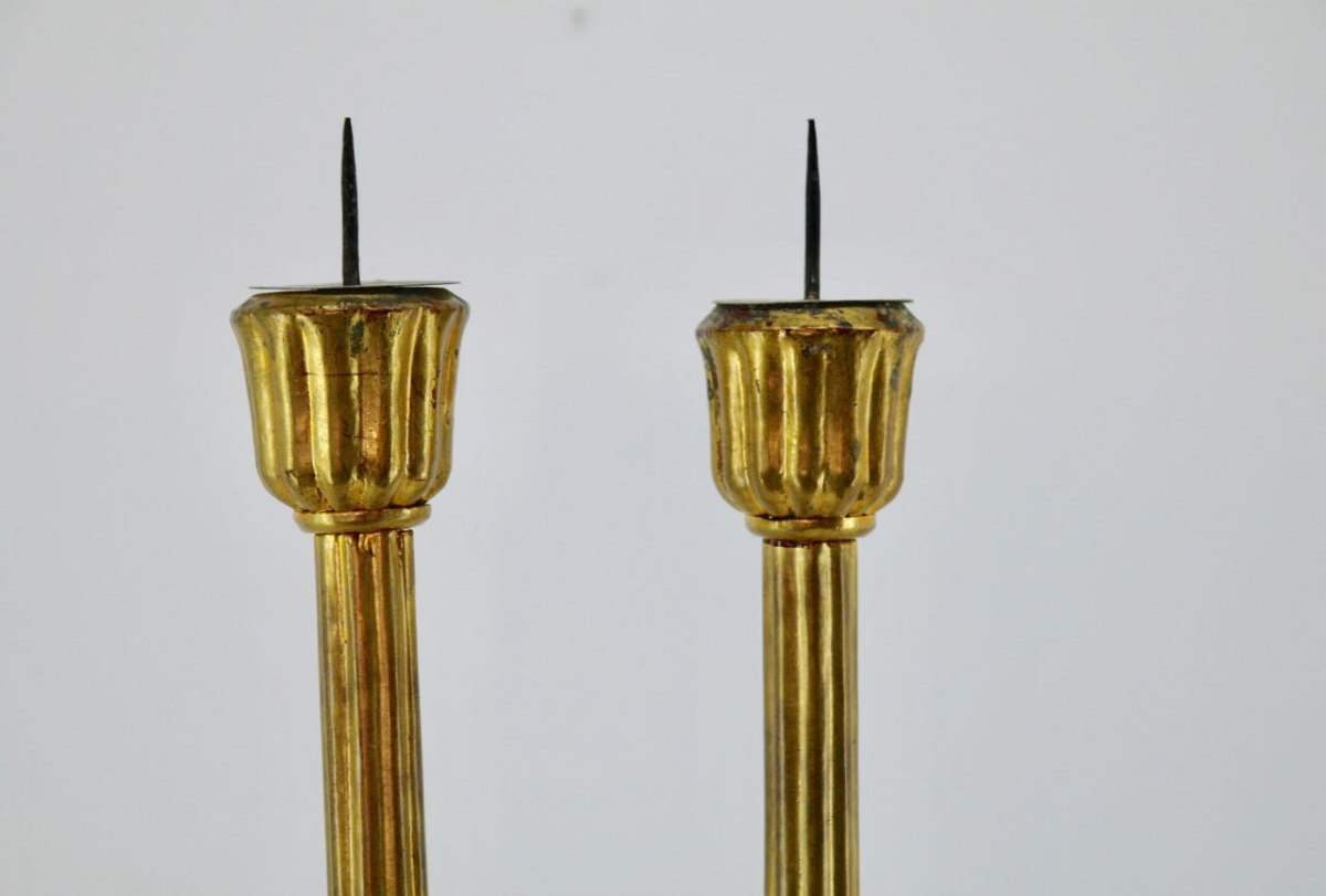 A PAIR OF JAPANESE GILT LACQUER CANDLESTICKS - Image 3 of 3
