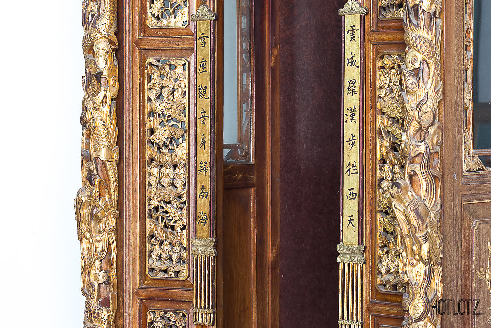 A LARGE CARVED CHINESE GILT WOOD SHRINE - Image 4 of 5