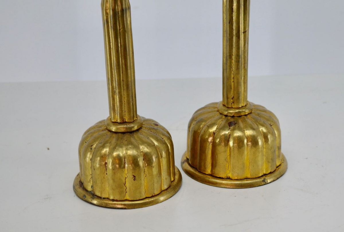 A PAIR OF JAPANESE GILT LACQUER CANDLESTICKS - Image 2 of 3