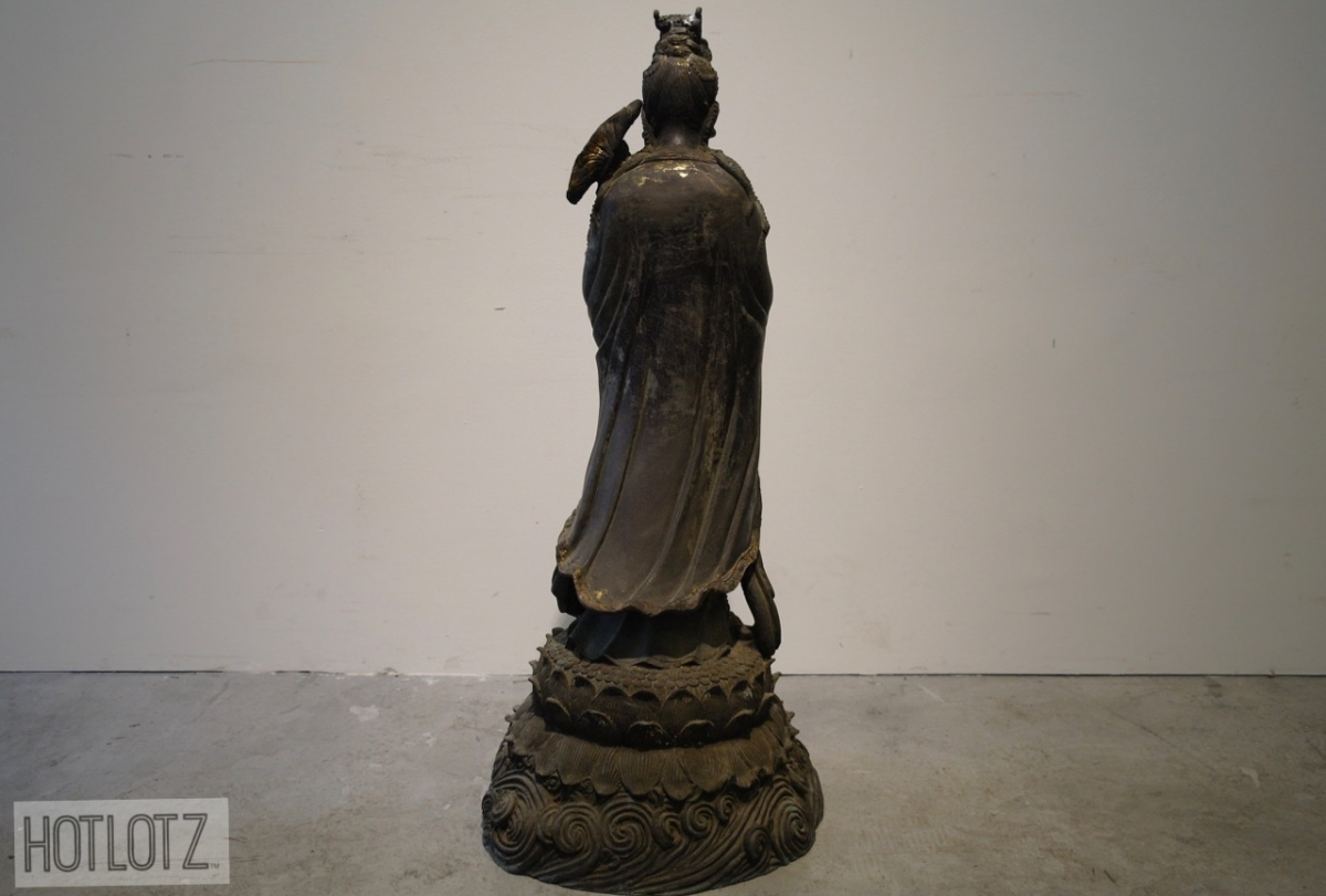 A LARGE CHINESE BRONZE STATUE OF GUANYIN - Image 9 of 10