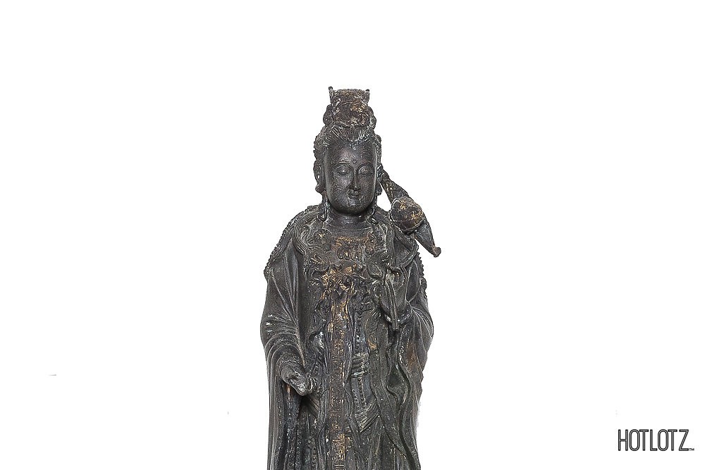 A LARGE CHINESE BRONZE STATUE OF GUANYIN - Image 3 of 10