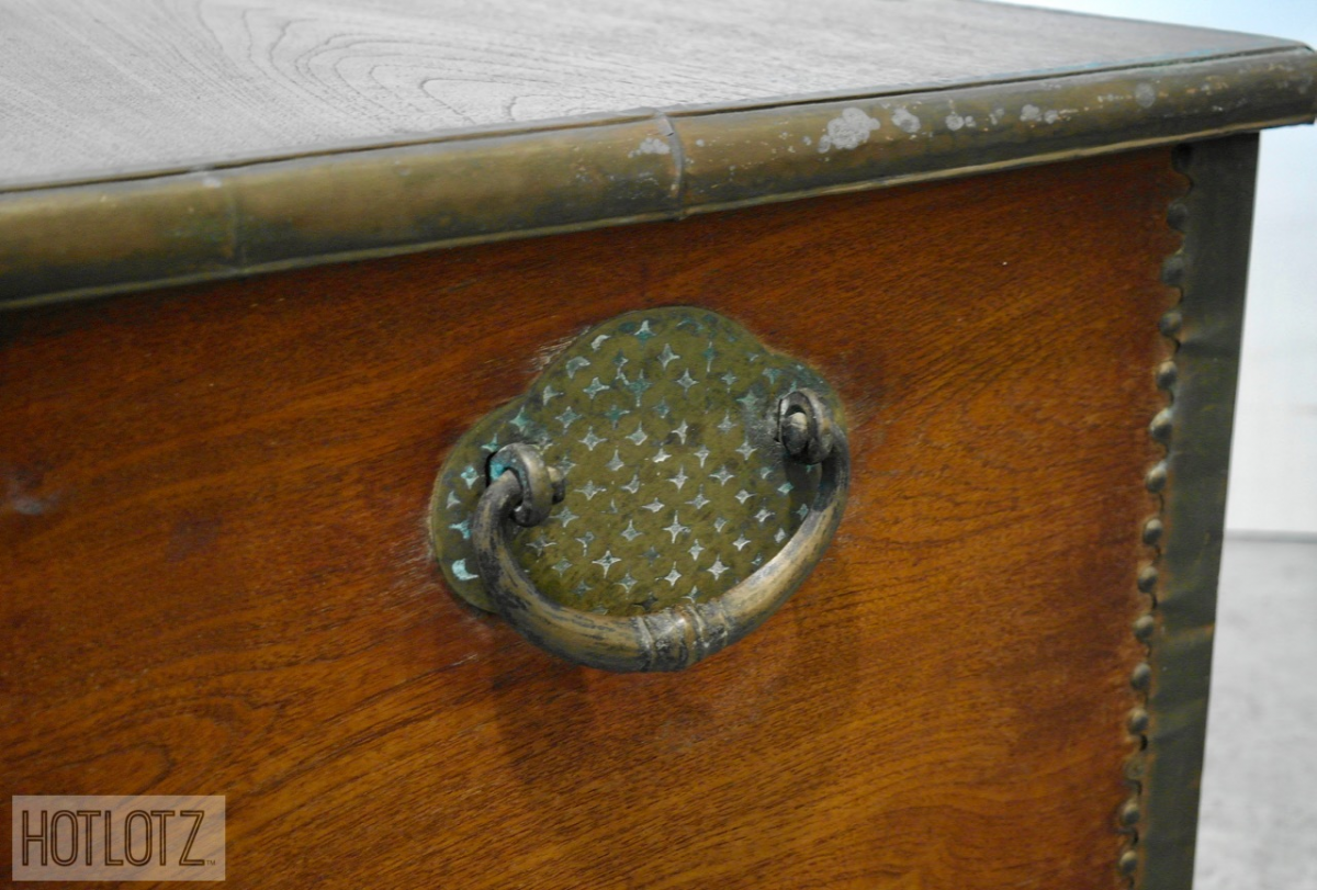 AN ANTIQUE COLONIAL TEAK TRUNK - Image 11 of 12