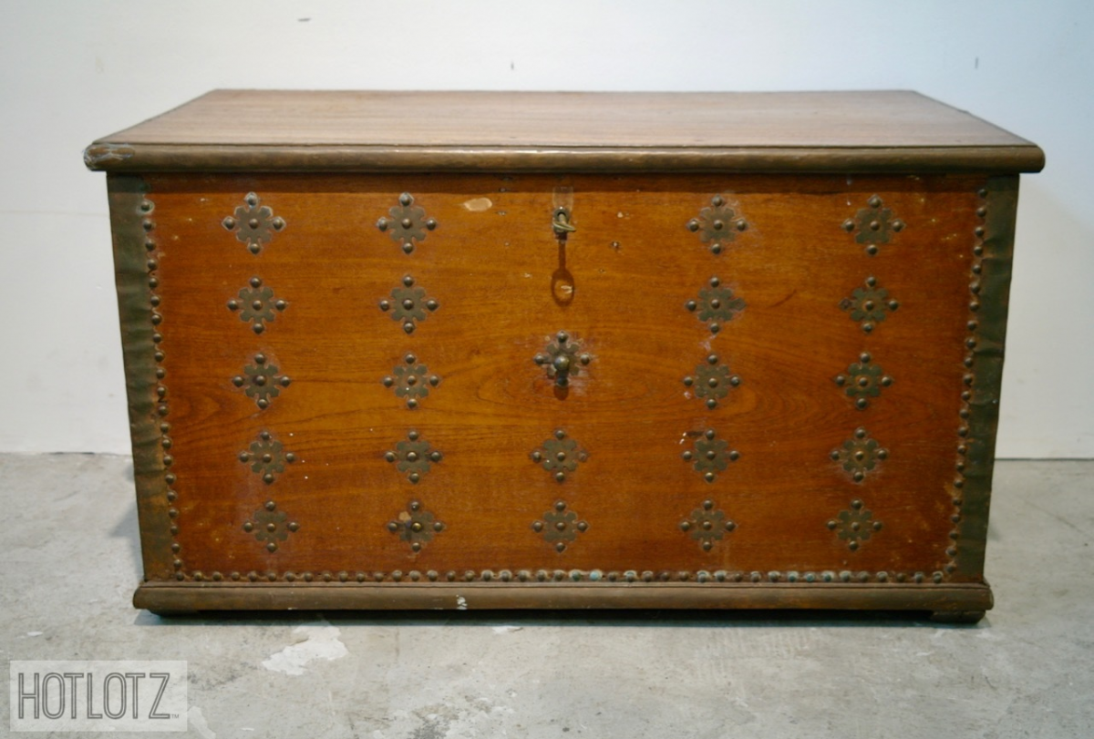 AN ANTIQUE COLONIAL TEAK TRUNK - Image 2 of 12