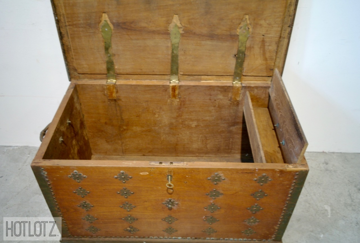 AN ANTIQUE COLONIAL TEAK TRUNK - Image 4 of 12