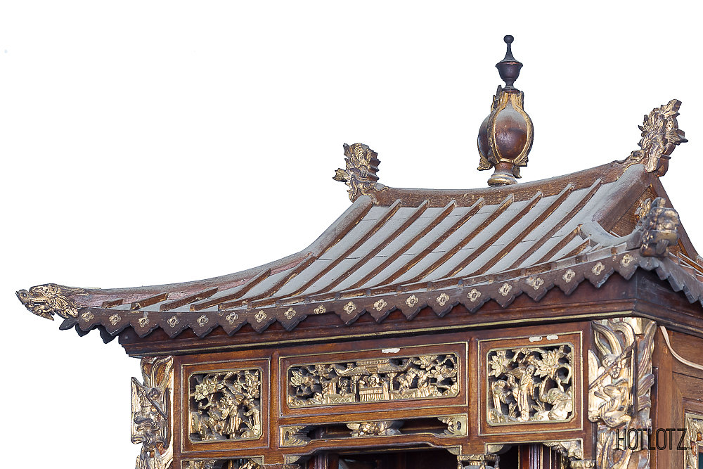 A LARGE CARVED CHINESE GILT WOOD SHRINE - Image 5 of 5