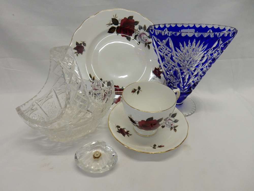 A Colclough tea service decorated roses, a small Japanese Imari pin tray, a blue flashed vase fan