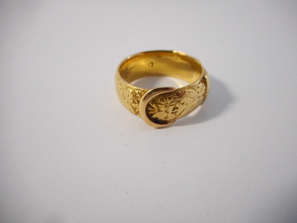 A gentleman's 18ct. gold ring of buckle design