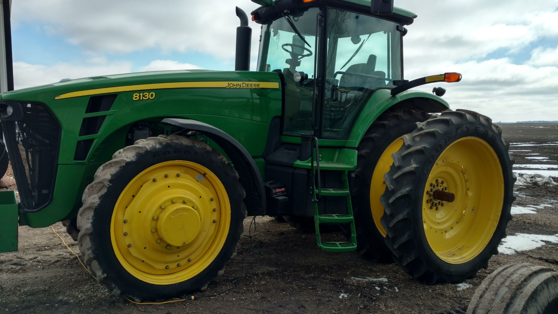2008 JD 8130FWA, quick coupler, duals, 380/90R/54, buddy seat, 4 hyd. outlets, Starfire Globe,