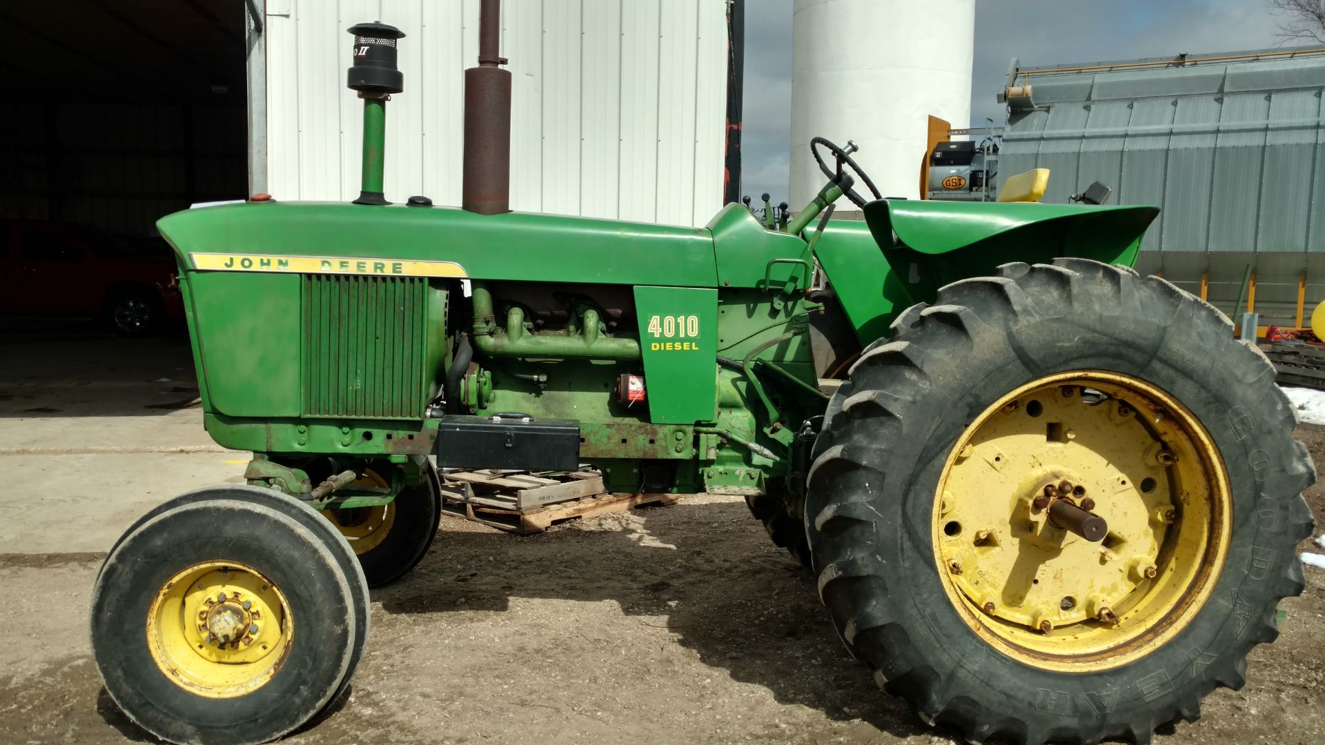 1963 JD 4010 diesel, dual hyd. outlets, 16.9/34 tires, wide front, 6300 hrs, serial # 40102T-50501;